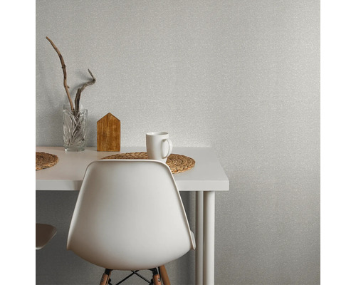 Szene mit Tisch, Stuhl, Dekoration und Tapete