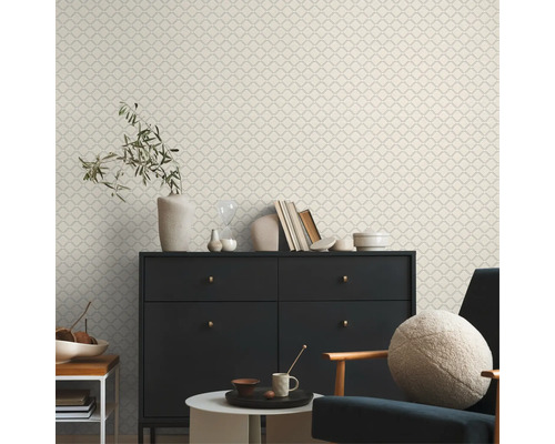 Dekoratives Wohnzimmer mit gemusterter Tapete, Kommode und Stuhl