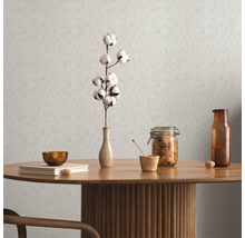 Scène avec table à manger, décoration et papier peint à motifs