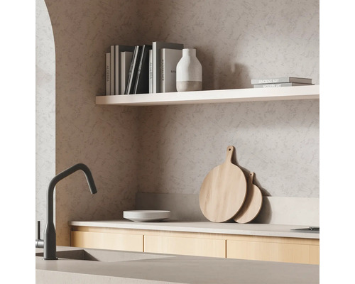 Scène de cuisine avec évier, robinet, étagères et planches à découper