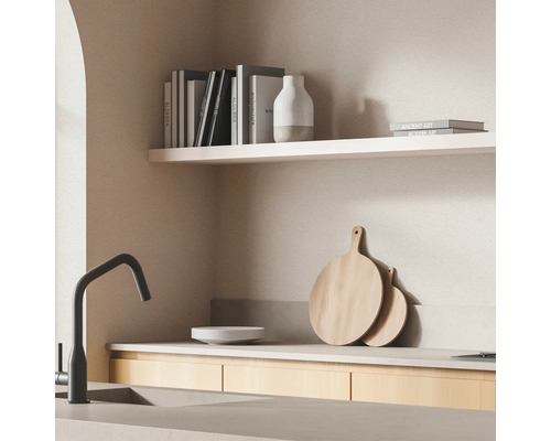 Cuisine claire avec évier, robinet, planches à découper et étagères avec livres et décoration
