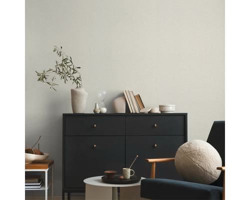 Helles Wohnzimmer mit Kommode, Tisch und Sessel