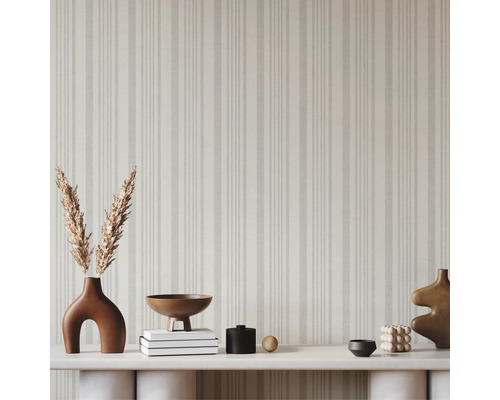 Intérieur avec papier peint rayé et décorations sur une étagère