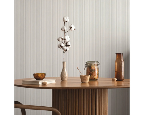 Table de salle à manger avec décoration devant un papier peint à rayures