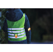 Personne portant un gilet de sécurité et un brassard réfléchissants pour une meilleure visibilité