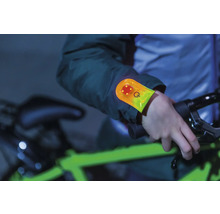 Personne avec bracelet LED faisant du vélo dans l''obscurité pour plus de sécurité