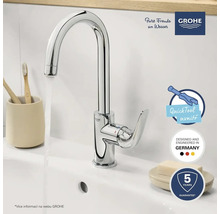 Mitigeur de lavabo brillant Grohe dans une salle de bains lumineuse.