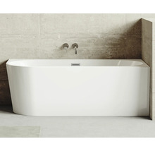 Baignoire îlot en acrylique sanitaire avec robinetterie murale.