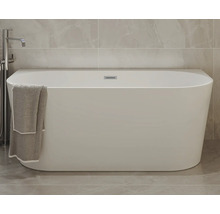 Baignoire îlot avec porte-serviettes dans la salle de bains.