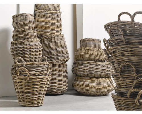 Mehrere gestapelte Weidenkörbe unterschiedlicher Grösse mit Griffen.