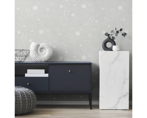 Wohnzimmer mit grauer Tapete mit Kreismuster, Sideboard und Dekoration