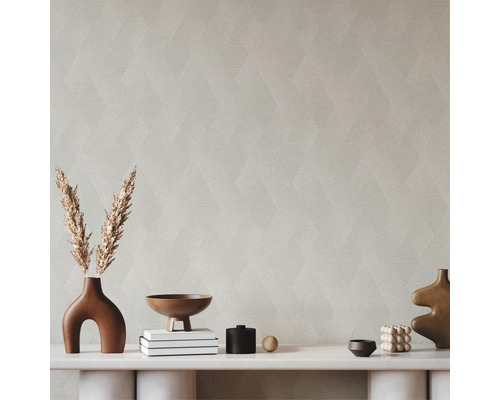 Dekoratives Wohnambiente mit geometrischer Tapete, braunen Vasen und Schalen auf einem weißen Regal.