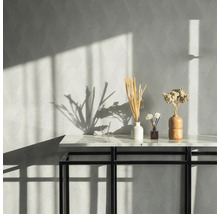 Nature morte décorative avec table, vases et papier peint géométrique