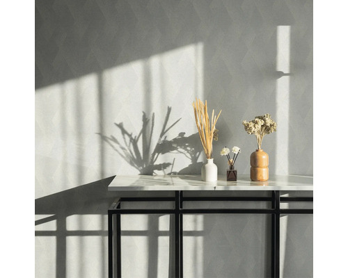 Dekoratives Stillleben mit Tisch, Vasen und geometrischer Tapete