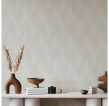 Pièce décorative avec papier peint géométrique, vases et bols sur une étagère