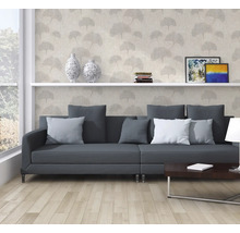 Wohnzimmer mit grauer Couch, Bücherregal und dekorativer Tapete mit Pflanzenmotiven.