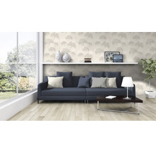 Wohnzimmer mit Sofa, Tisch und dekorativer Tapete