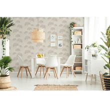 Helles Esszimmer mit Esstisch, Stühlen, Regalen und Tapete mit Ginkgo-Blättern