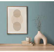 Œuvre d''art murale décorative encadrée avec un motif géométrique abstrait sur une table avec un vase, une tasse et des livres