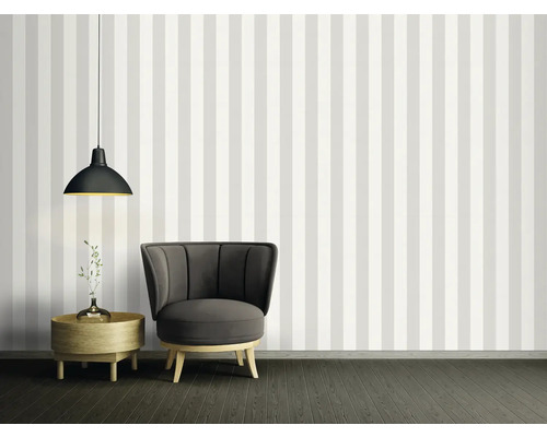 Inneneinrichtung mit gestreifter Tapete, Sessel, Beistelltisch und Pendelleuchte