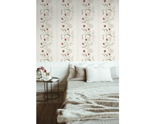 Schlafzimmer mit floral gemusterter Tapete, Bett und Nachttisch