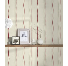 Papier peint à rayures sur un mur avec étagère et décoration