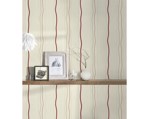 Papier peint à rayures sur un mur avec étagère et décoration