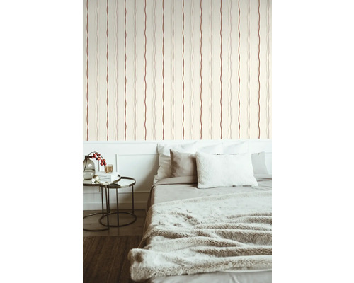 Chambre avec lit devant un papier peint à rayures