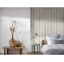 Chambre décorative avec papier peint à motifs, lampe de table et vases en verre