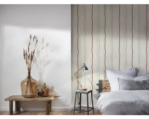 Chambre décorative avec papier peint à motifs, lampe de table et vases en verre