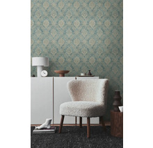 Espace de vie avec papier peint à motifs, armoire, fauteuil et tapis pour un intérieur élégant