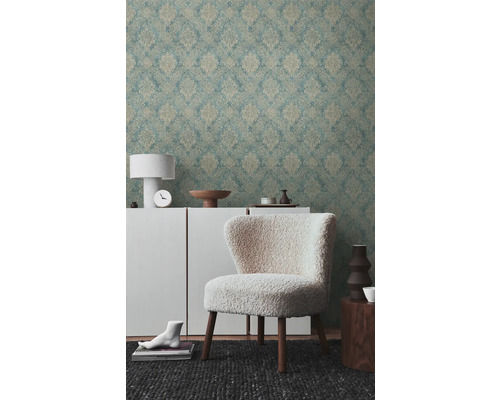 Espace de vie avec papier peint à motifs, armoire, fauteuil et tapis pour un intérieur élégant