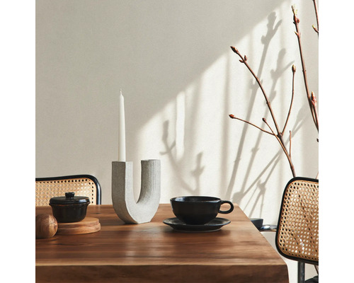 Décoration de table avec bougeoir, bougie, bol et tasse sur table en bois