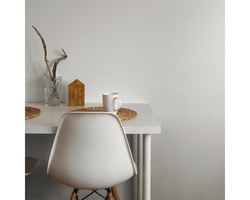 Arrangement décoratif avec table, chaise, tasse et décoration blanches