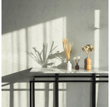 Dekorative Tapete mit geometrischem Muster, Tisch mit Vasen und Blumenstrauß