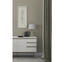 Dekoratives Wohnambiente mit Sideboard, Lampe, Bild und Vorhang