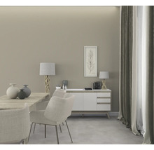 Esszimmer mit Esstisch, Stühlen, Sideboard, Lampen und Dekoration