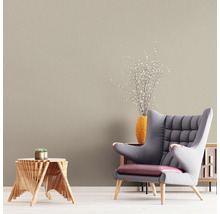 Wohnzimmer mit Sessel, Beistelltisch und Textiltapete