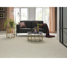 Wohnzimmer mit Sofa, Couchtisch und Stehlampe auf hellem Teppich