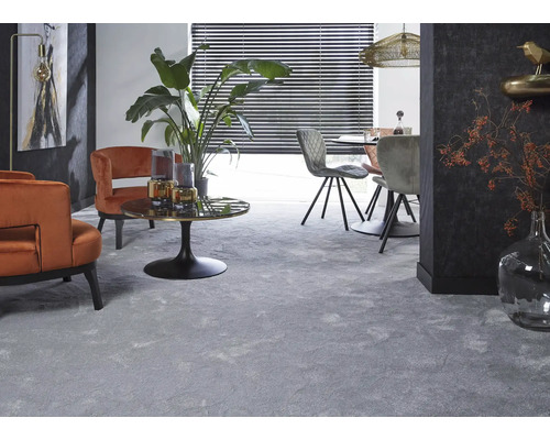 Wohnzimmer mit Teppich, Sesseln, Tisch und Stühlen