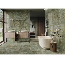 Salle de bain moderne avec carrelage en marbre vert, baignoire îlot et meuble-lavabo avec deux lavabos.