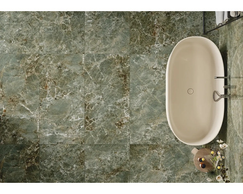 Salle de bains avec baignoire et carrelage vert imitation marbre