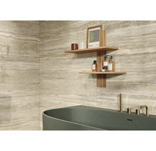 Aménagement de salle de bains avec baignoire, carrelage mural à structure ondulée et étagère en bois