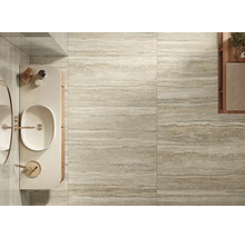 Salle de bains avec lavabo et carrelage mural et au sol aspect bois.