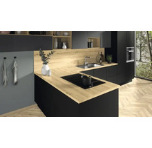 Cuisine moderne avec armoires noires et plans de travail en bois