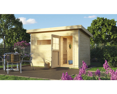 Chalet sauna Topas 1 sans poêle avec vestibule et porte entièrement vitrée couleur bronze Vue extérieure d''un sauna en bois avec porte ouverte et sièges extérieurs