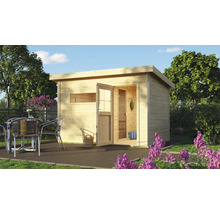 Sauna en bois à l''extérieur avec porte ouverte et sièges sur la terrasse