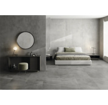 Chambre moderne avec lit, miroir, commode et carreaux de sol gris.
