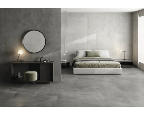 Schlafzimmer mit Bett, Spiegel, Tisch und Bodenfliesen in Betonoptik