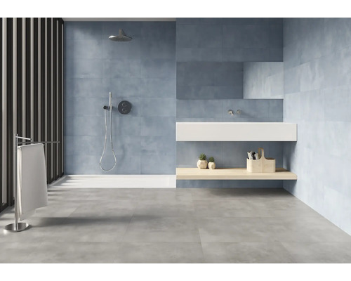 Helles Badezimmer mit Dusche, Waschbecken und Handtuchhalter